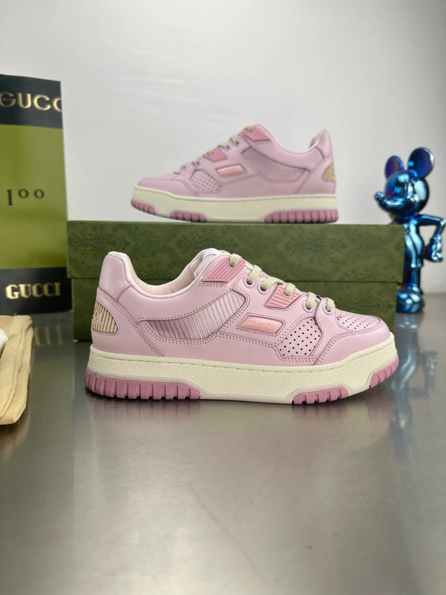 👟👟Ex-factory price 600👟👟 Gucci's latest hot-selling series of high and low-cut distressed couple's sneakers are shipped. The original version is purchased, developed and manufactured. This high-low top sneaker adopts a basketball-style silhouette design, cleverly integrated with hollow panels and distressed effects, showing its unique ingenuity. The ingenuity incorporates brand logo details such as interlocking Double G styling accessories and Gucci lettering, a low-key tribute to the brand's design heritage. Exquisite packaging at the delivery counter 🛍📦 ▪️ Fabric: Original customized imported first-layer cowhide ▪️ Lining: Imported high-grade mesh ▪️ Sole: Original molded TPU sole ▪️ Sole thickness: 3cm ▪️ Size: Women's 35-41 (Women's 41 customized)